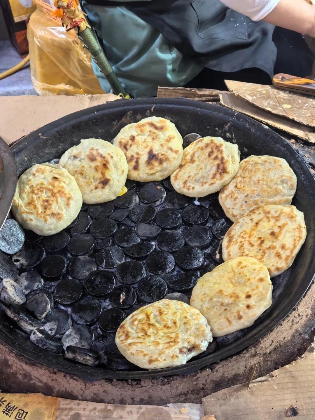 热气腾腾的煎饼果子，一口咬下满嘴香！😋🍟煎饼摊上热腾腾的饼真香！