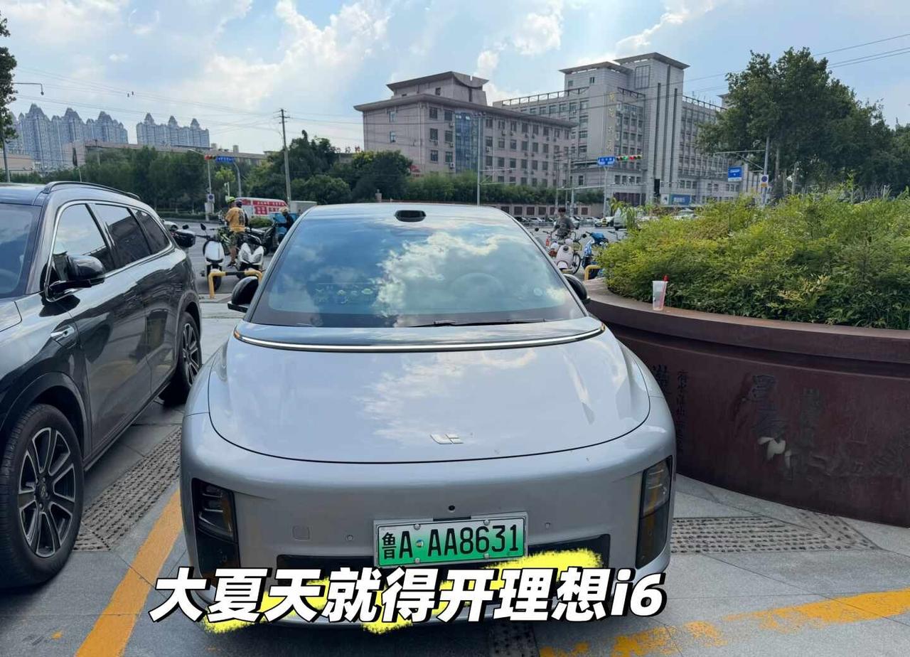 开理想i6看蜘蛛侠
大热天开理想i6去看期待已久电影，一路都很凉快，进了电影院也