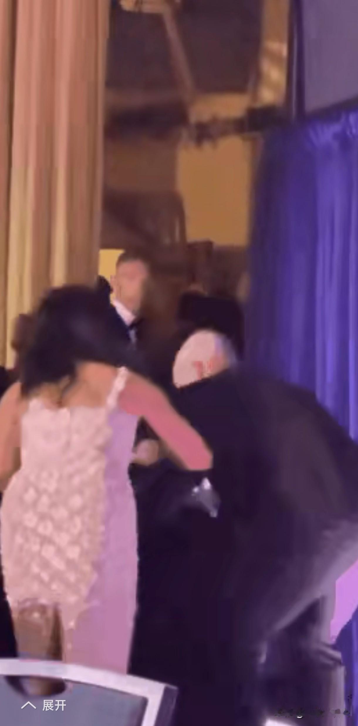 《真情实感一刹那》
       4月25日，白宫记者协会晚宴上发生枪击关键事件