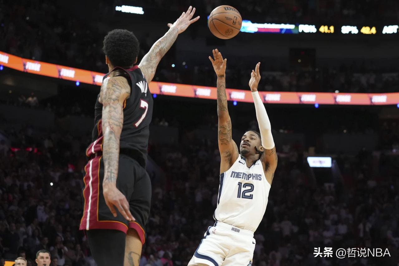 无可救药！莫兰特在联盟宽大处理勇士比赛中手枪事件后，再次做出掏枪手势
 
灰熊队