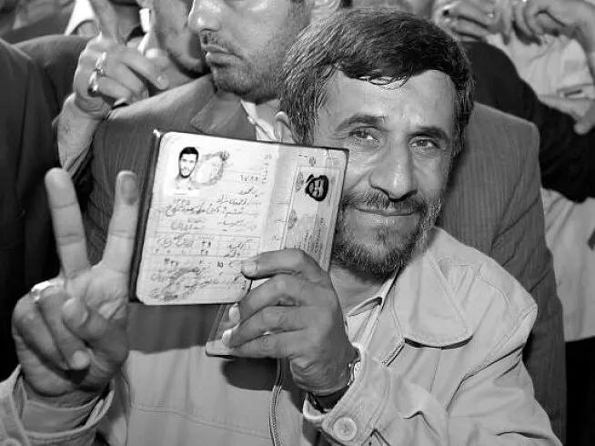 据外媒报道，伊朗前总统内贾德在3月1日美以空袭中遇袭身亡，享年70岁。内贾德是伊