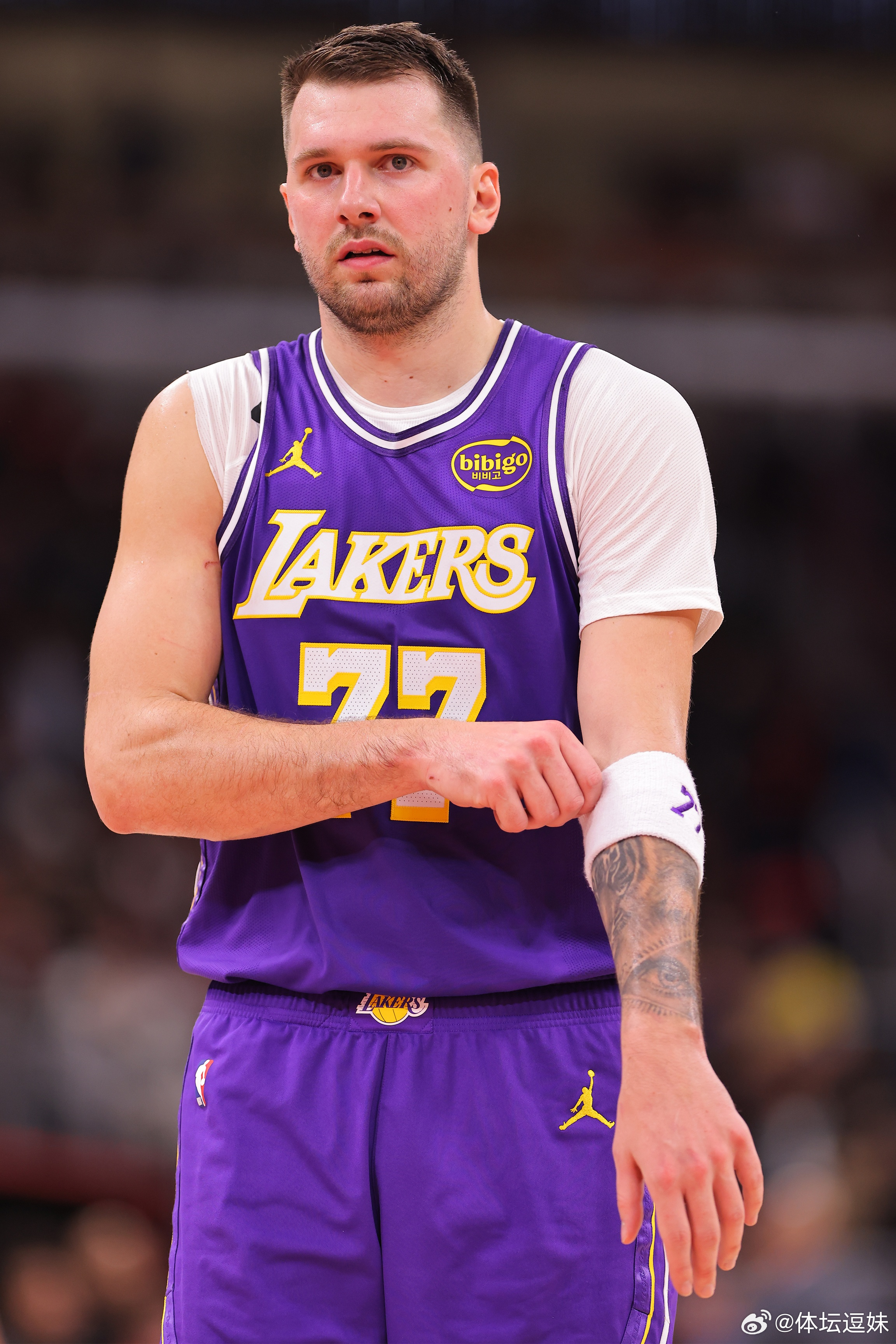 东契奇向ESPN证实，他已与未婚妻安娜玛丽亚·戈尔泰斯分手，并且正在争夺两个女儿