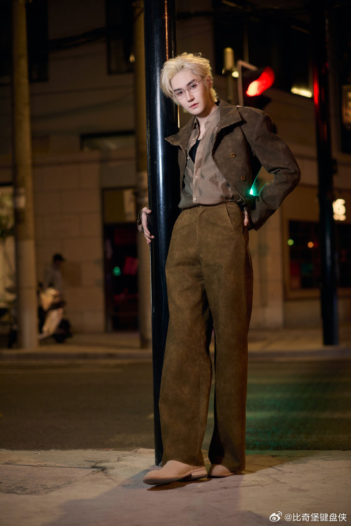 汪铎下车神图汪铎下车这一幕帅成啥了汪铎下车这一幕直接封神🤯冷白皮搭金发，一出场