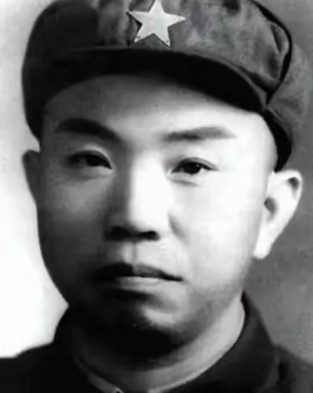 1952年，湖北军区司令员王树声在商店买东西时，盯着一个售货员看了一会，发现此人