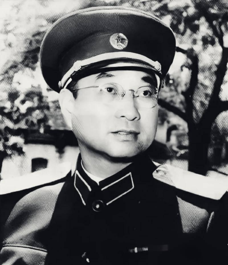 [太阳]1953年，陈赓的车在哈尔滨被一个交警拦下，他直接拉开车门坐到车里，随后