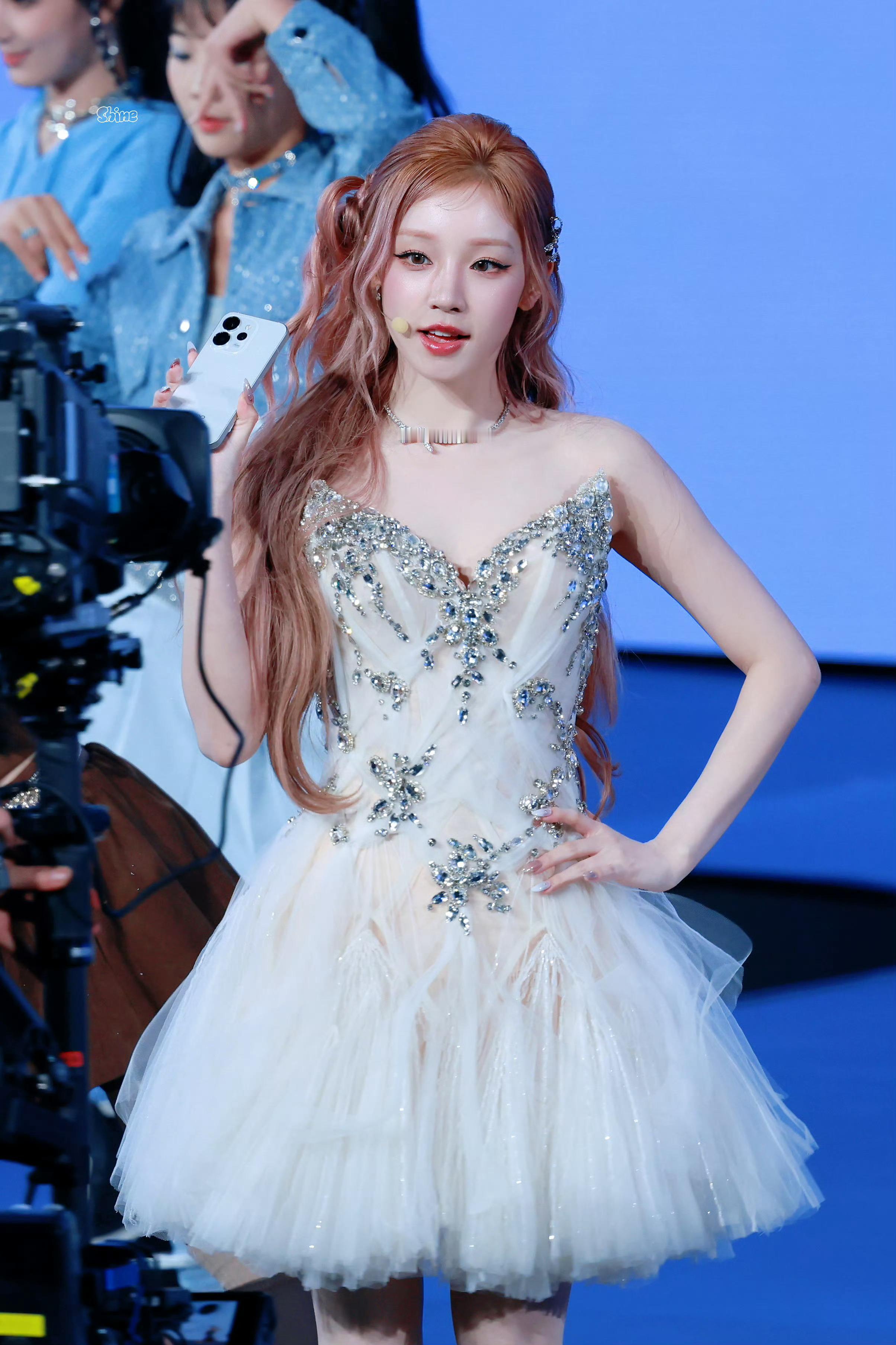 宋雨琦OPPO发布会饭拍路透两套造型好美啊搞到真人变装公主了 