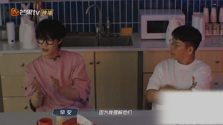陈小春张智霖暖心安慰早安《披哥》这段好戳人！两人温柔释爱超治愈，也让人懂：好好表