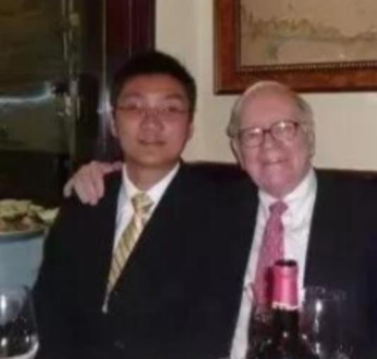 “拼多多的诞生”！2006年，段永平用62万美元拍下了巴菲特的午餐，带上了黄峥。