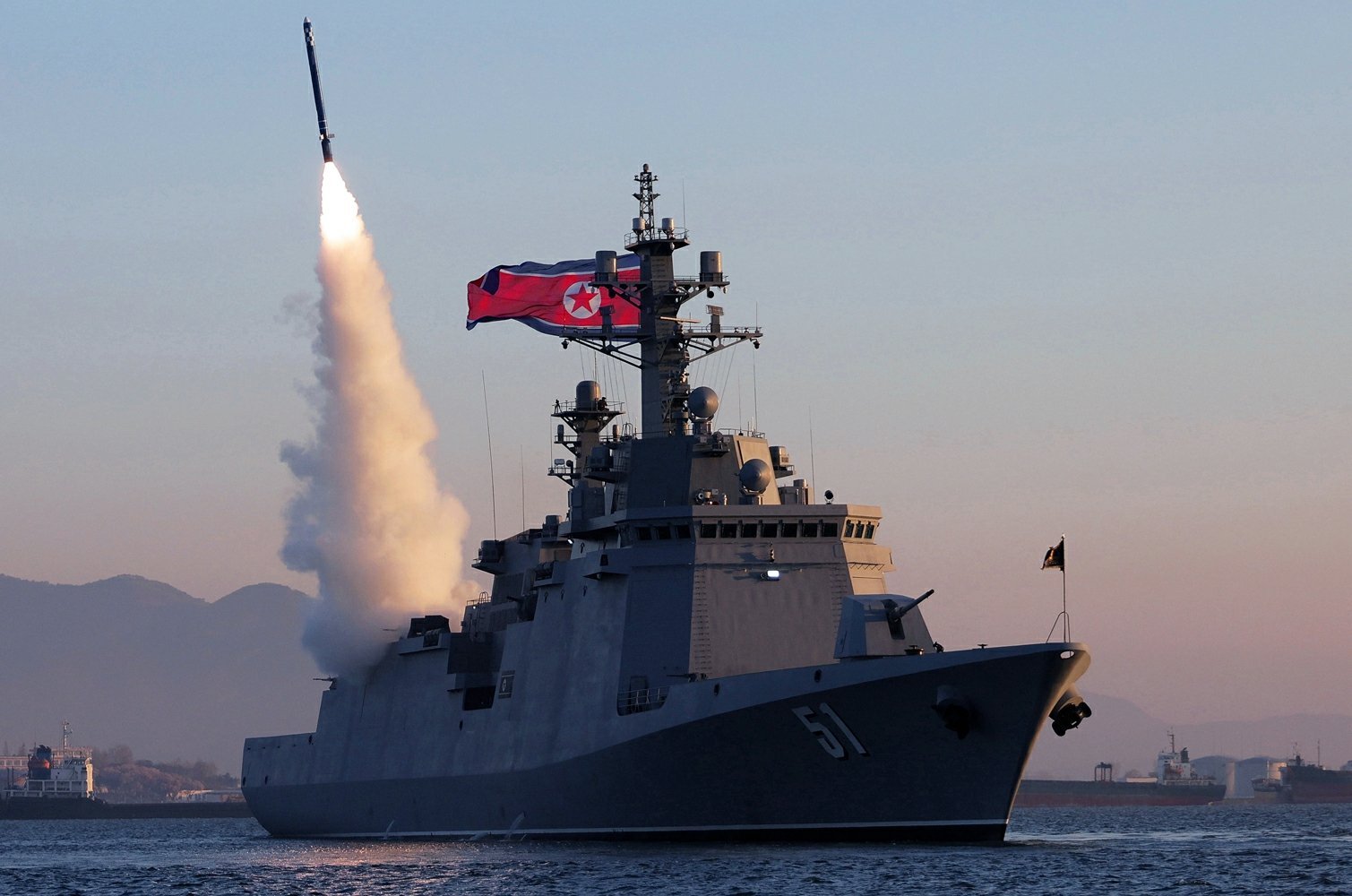 朝鲜崔贤号驱逐舰进行武器系统试验金正恩观摩朝鲜“崔贤”号驱逐舰试射，“崔贤”号驱