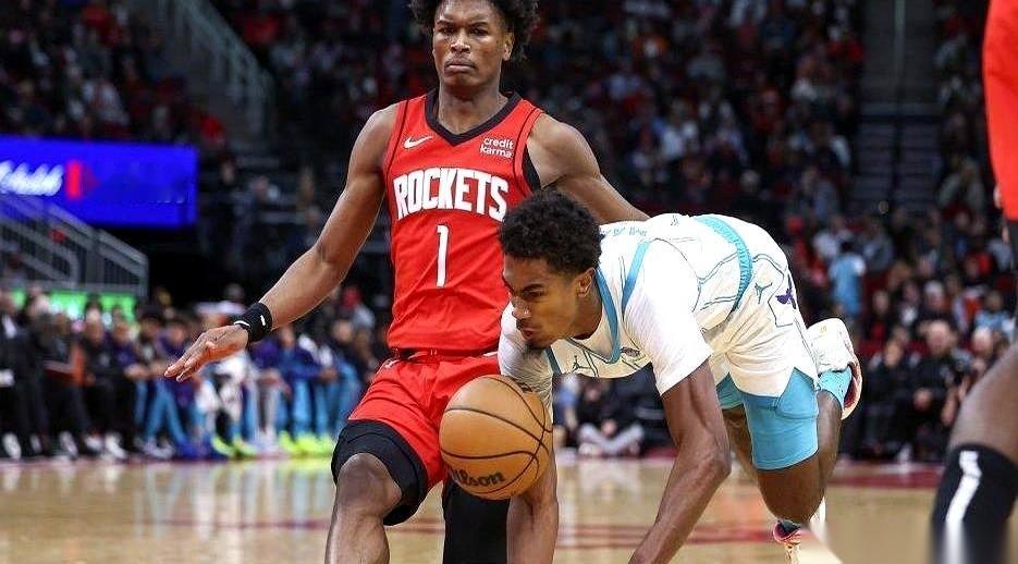 我跟你说个恐怖的事儿。
火箭那个新秀，阿门·汤普森。
他防爵士那个后场核心，基昂