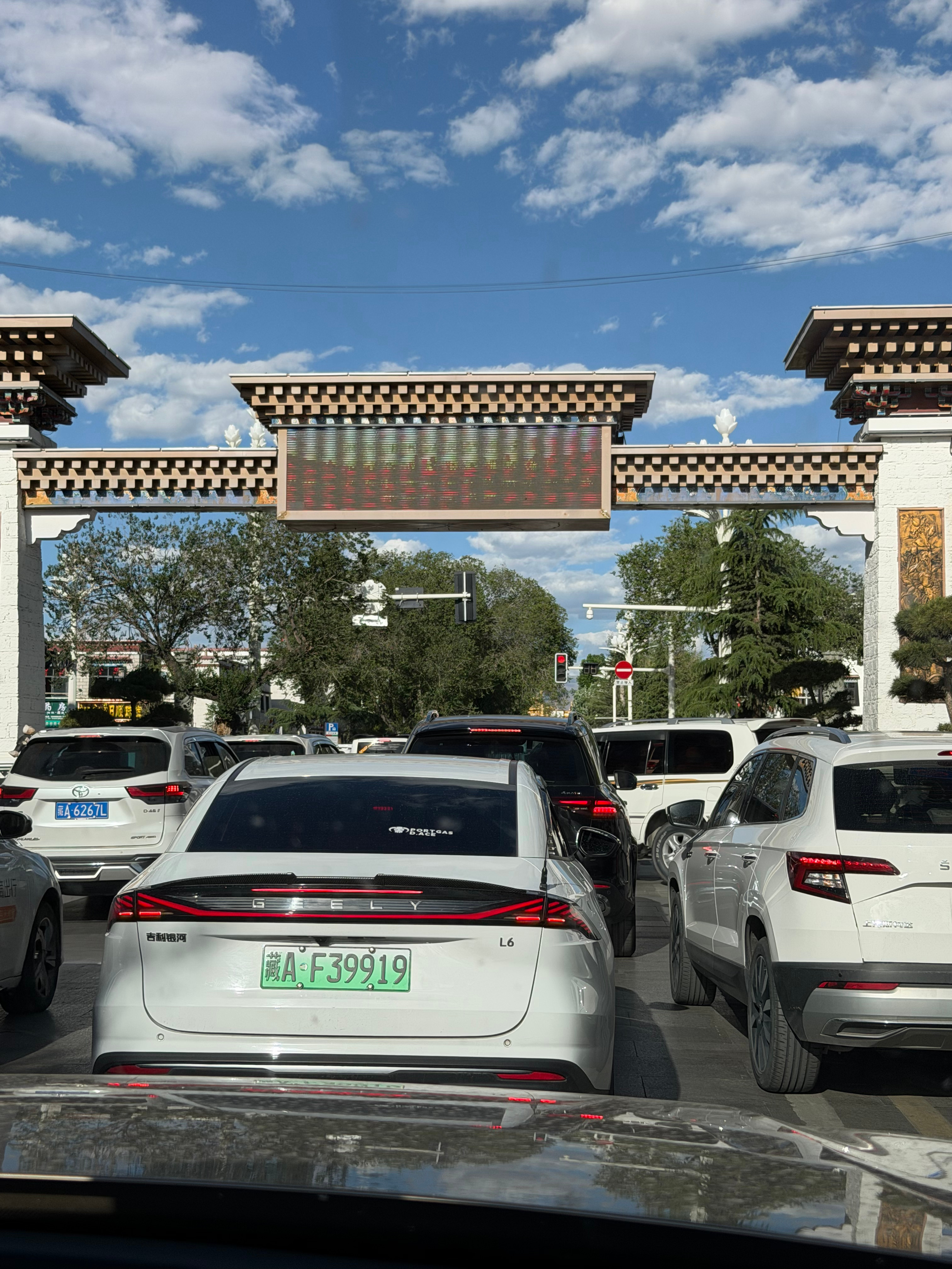 拉萨市区交通情况挺要命的，道窄车杂，今天在拉萨走了无数个小道，停车场都得七拐八拐