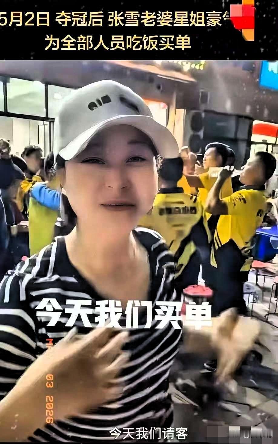 张雪老婆星姐也是性情中人啊，得知德比斯在匈牙利WSBK上又夺冠后，当即做了一个决