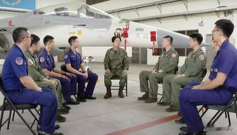 赖清德首次着军装，对台军进行“精神战力周”教育，说历史上以少胜多的案例很多。
有