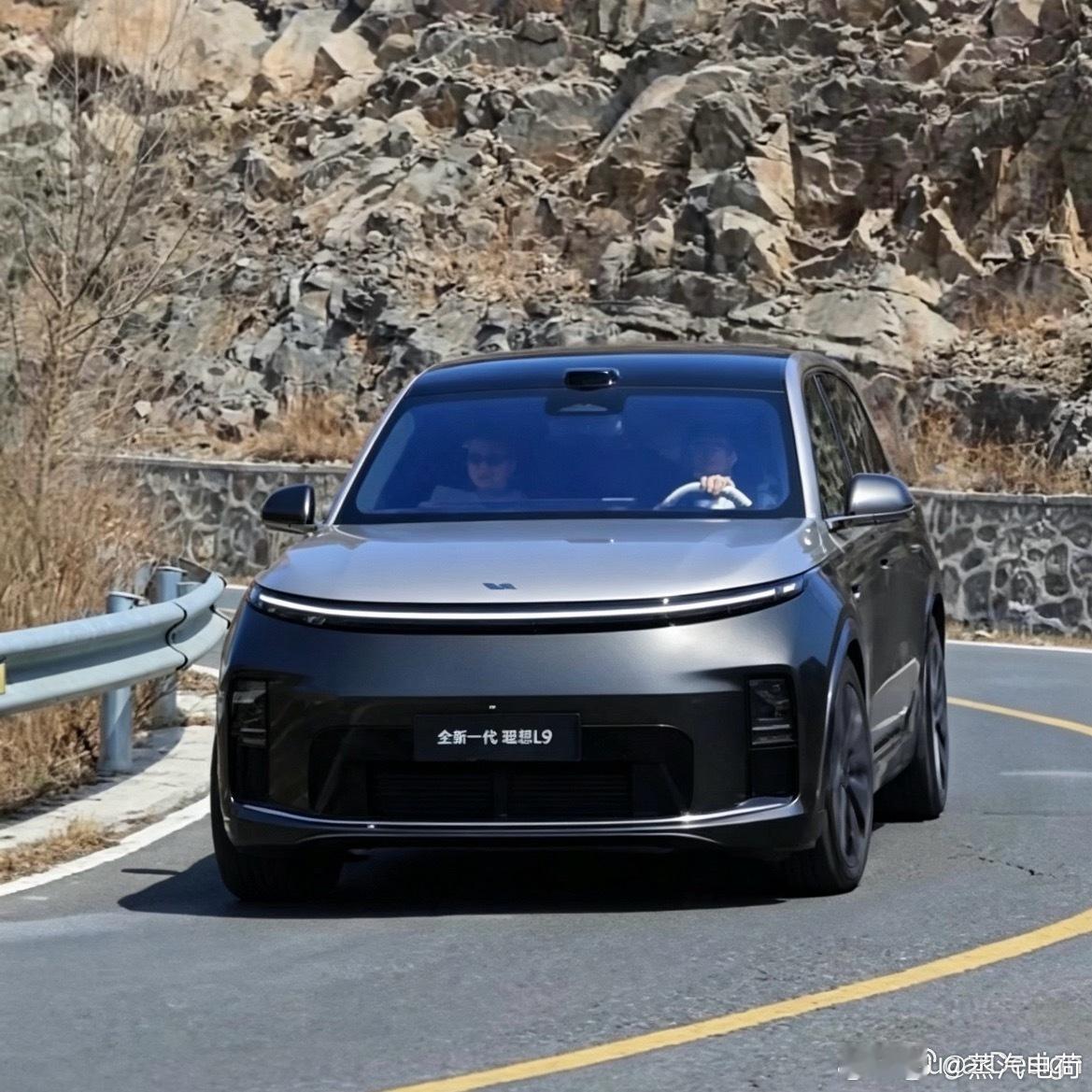 理想L9 Livis实际道路高清图。观感和现款L9很接近，因为它的价格会更贵一些