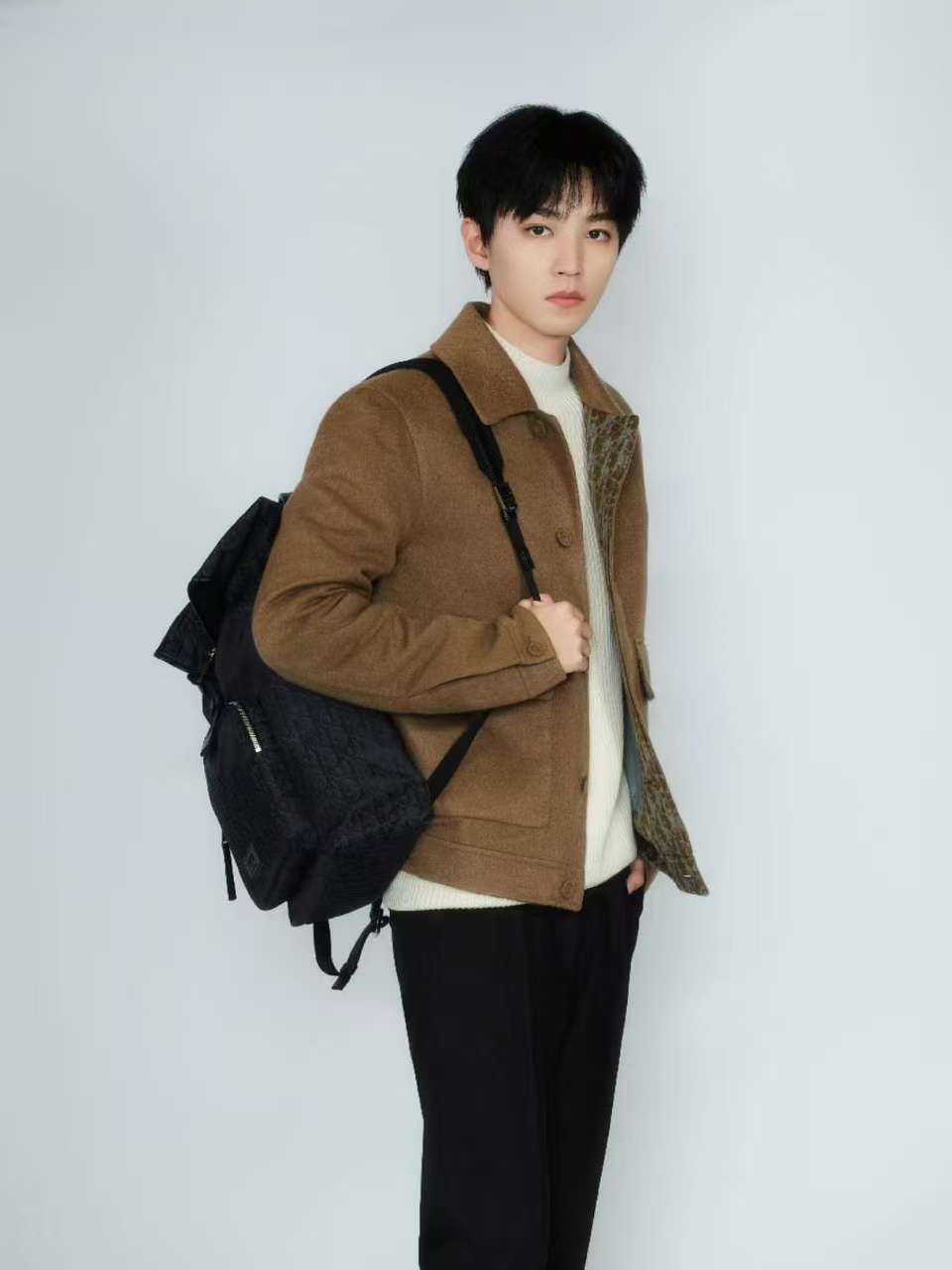 王俊凯当风起时拾取一抹落叶的颜色王俊凯步履从容书写属于自己的温度 王俊凯当风起时