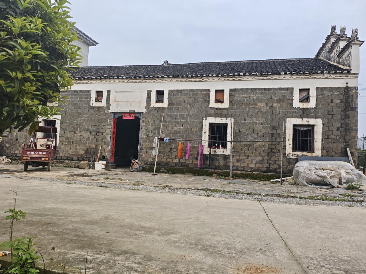 这是村里仅有而且还有人在住的赣派老建筑，很有年代感。
看着这样的这房子，让人有种