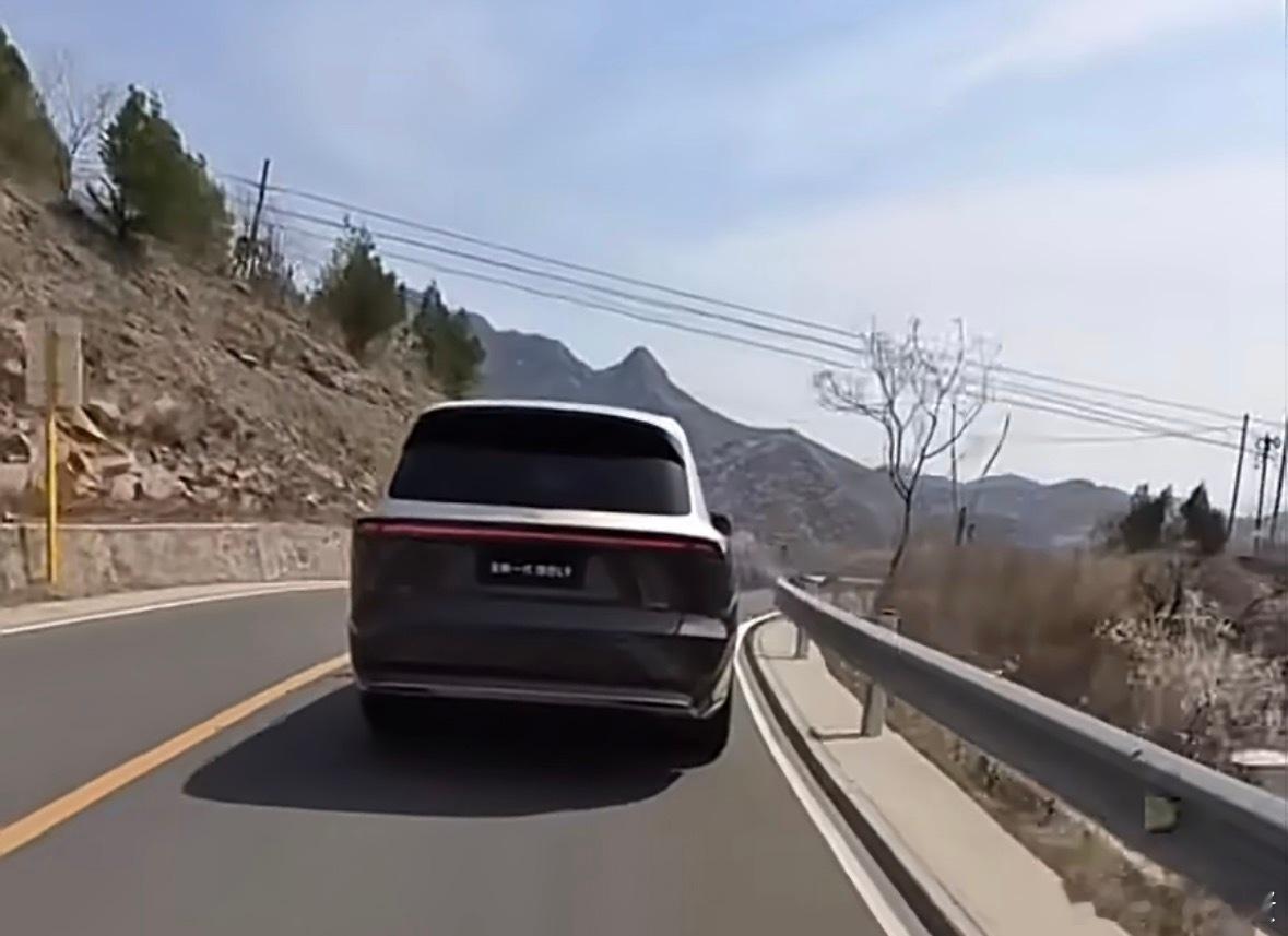 理想L9的设计还是那么熟悉，颜值依旧拉满！据说这次升级了许多配置，全线控底盘+8