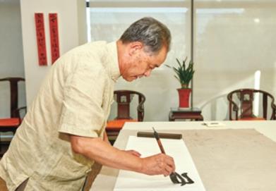 越描越黑！
徐湖平说不懂鉴定，
不懂还当上馆长了？


徐湖平说得这话，
实在站