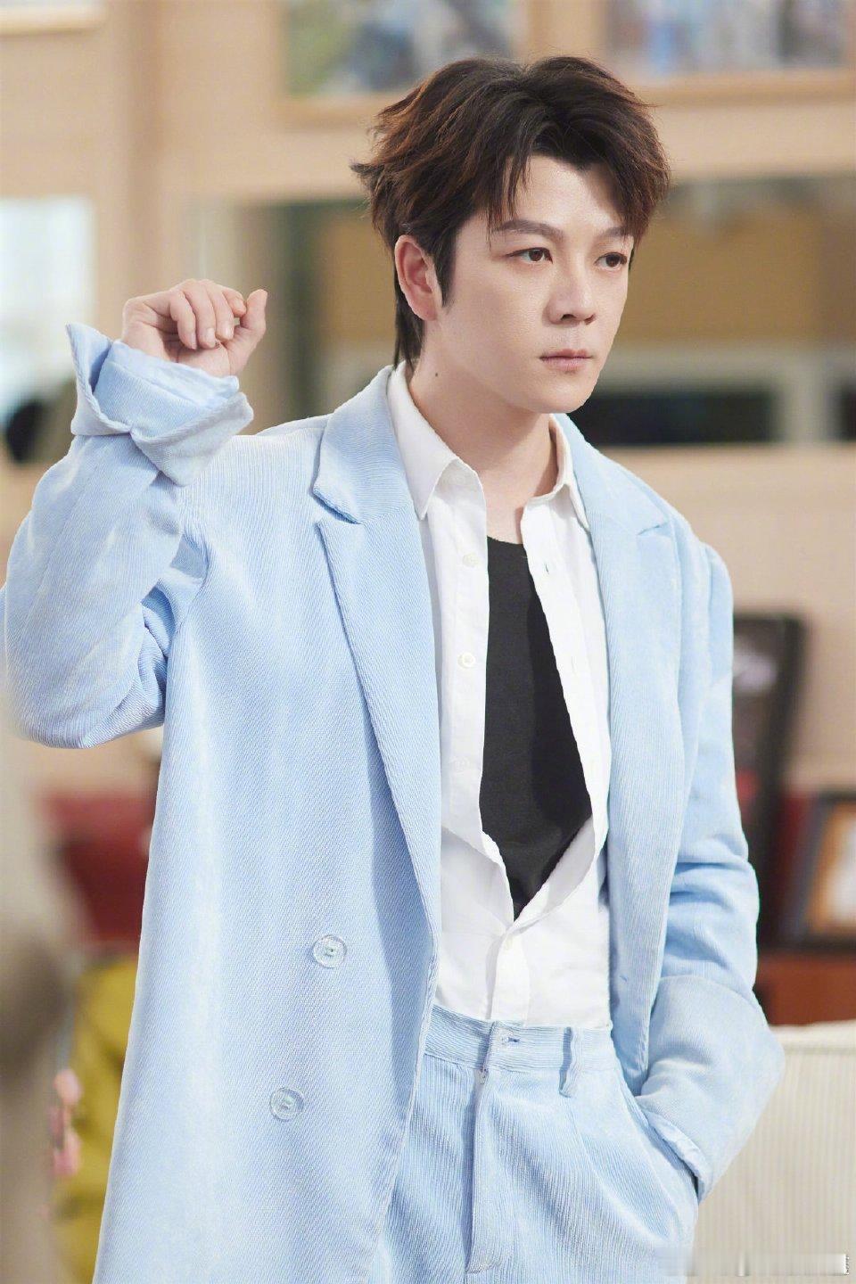 王栎鑫不知道王栎鑫唱什么光看脸了谁懂啊！看王栎鑫舞台光顾着看脸了，又帅又年轻，这