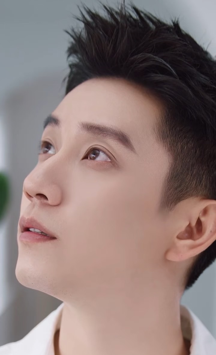 王子奇岳云鹏追车零帧开演王子奇也太有梗了！当场复刻经典追车名场面，临场发挥丝滑入