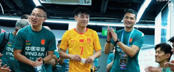 国足2-1客场击败新加坡的暖心幕后曝光！国家队官方发布赛事微纪录片，记录球队取胜