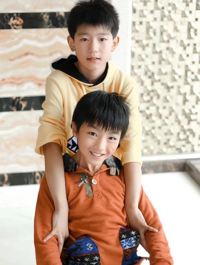 王俊凯王源小时候街边唱歌练胆子小小少年不惧陌生路人，在街边借用设备合唱练胆子，无
