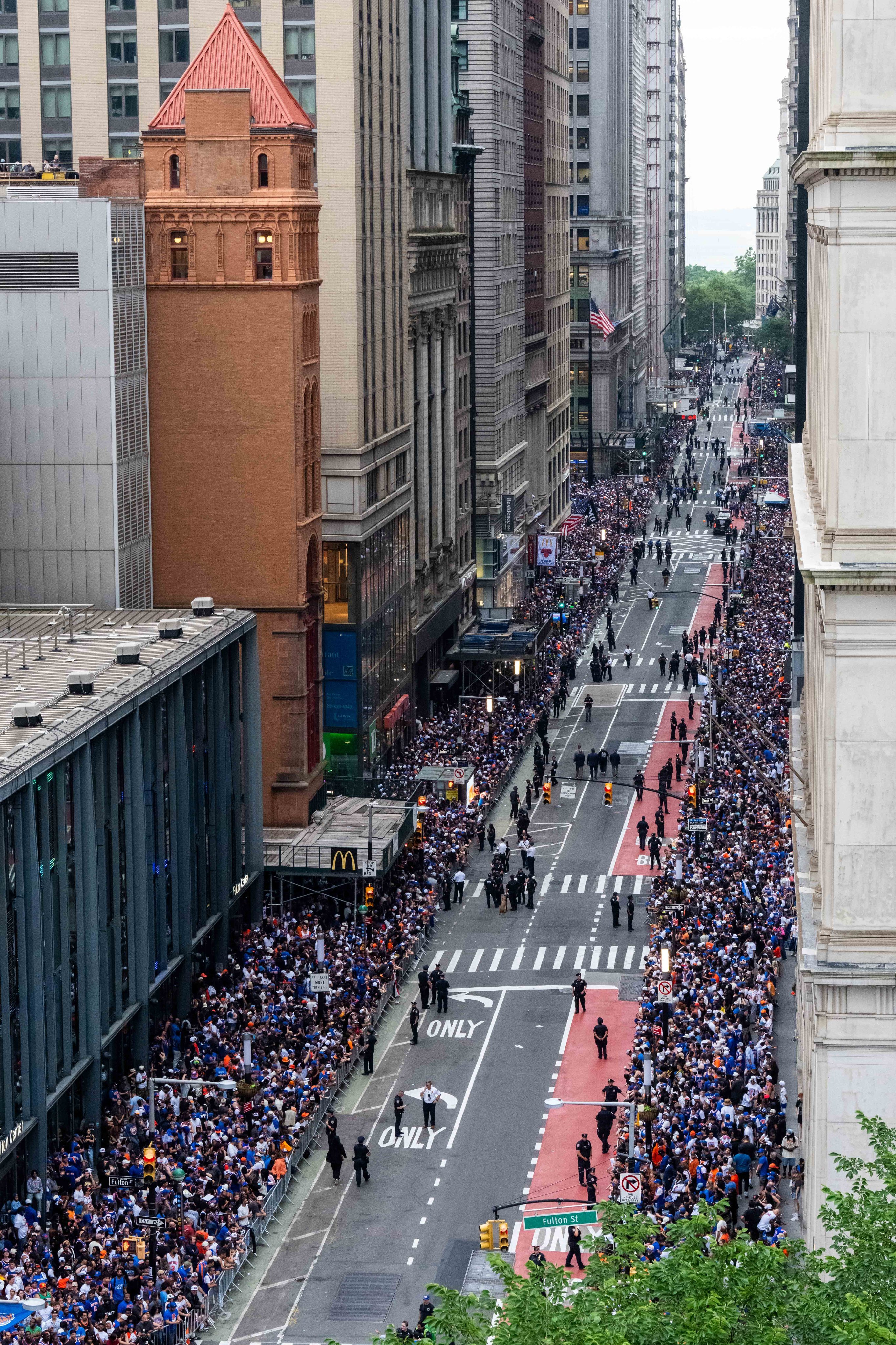 纽约市警察局表示，大约有200万人参加了尼克斯队的游行。尼克斯冠军游行