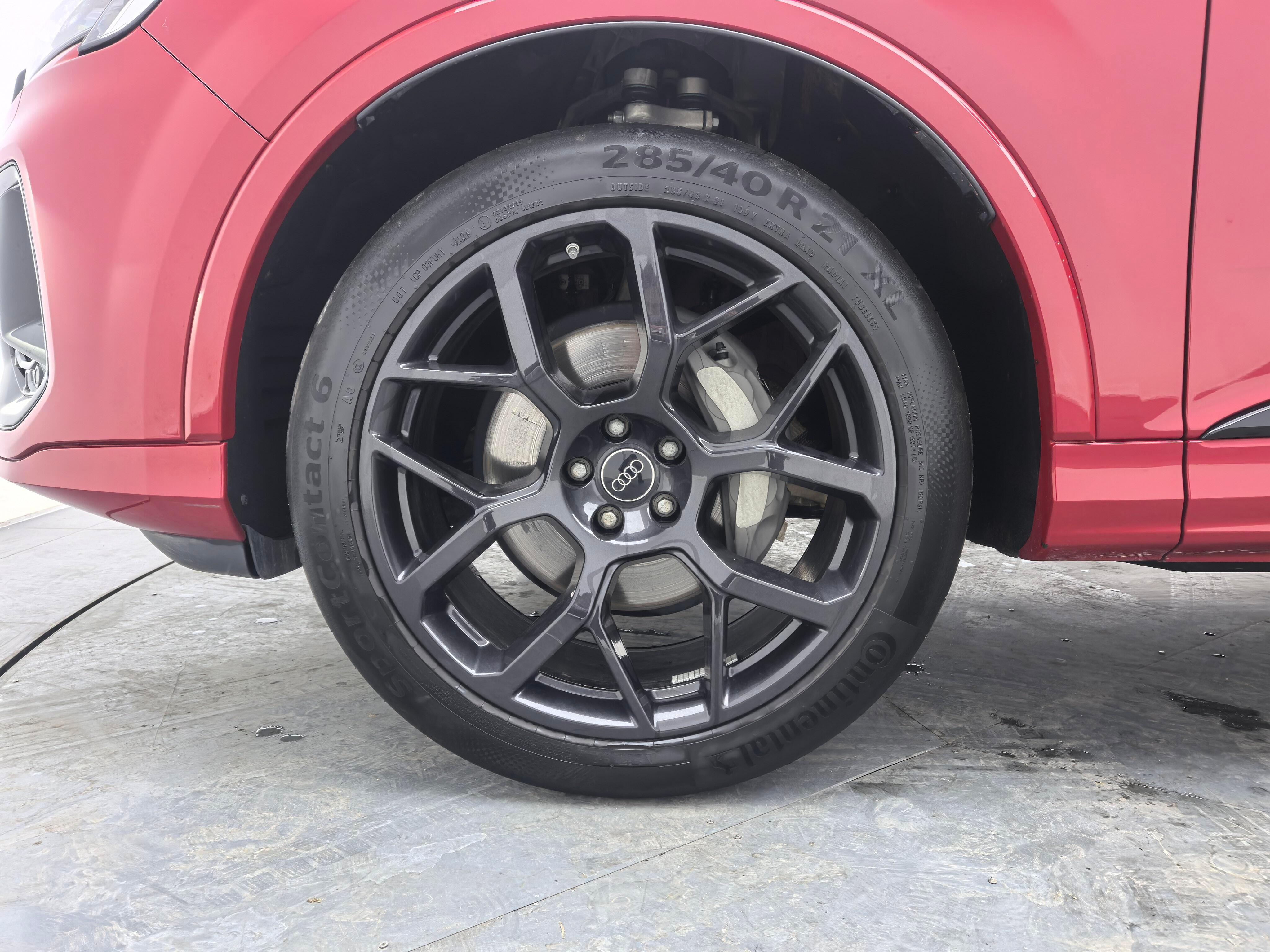 2024款奥迪Q7 45TFSI quattro S line黑武士伊斯坦布尔红