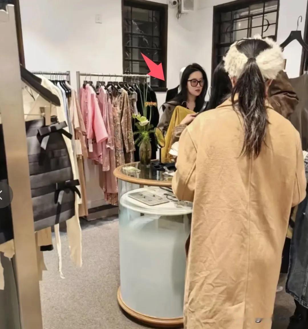 我也觉得实体店未来不会全部消失。虽说线上购物方便，但它代替不了实体店的真实体验。