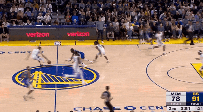 恶犯！追梦你是真能给勇士挖坑！
在今天NBA常规赛勇士对阵灰熊的第三节比赛中，追