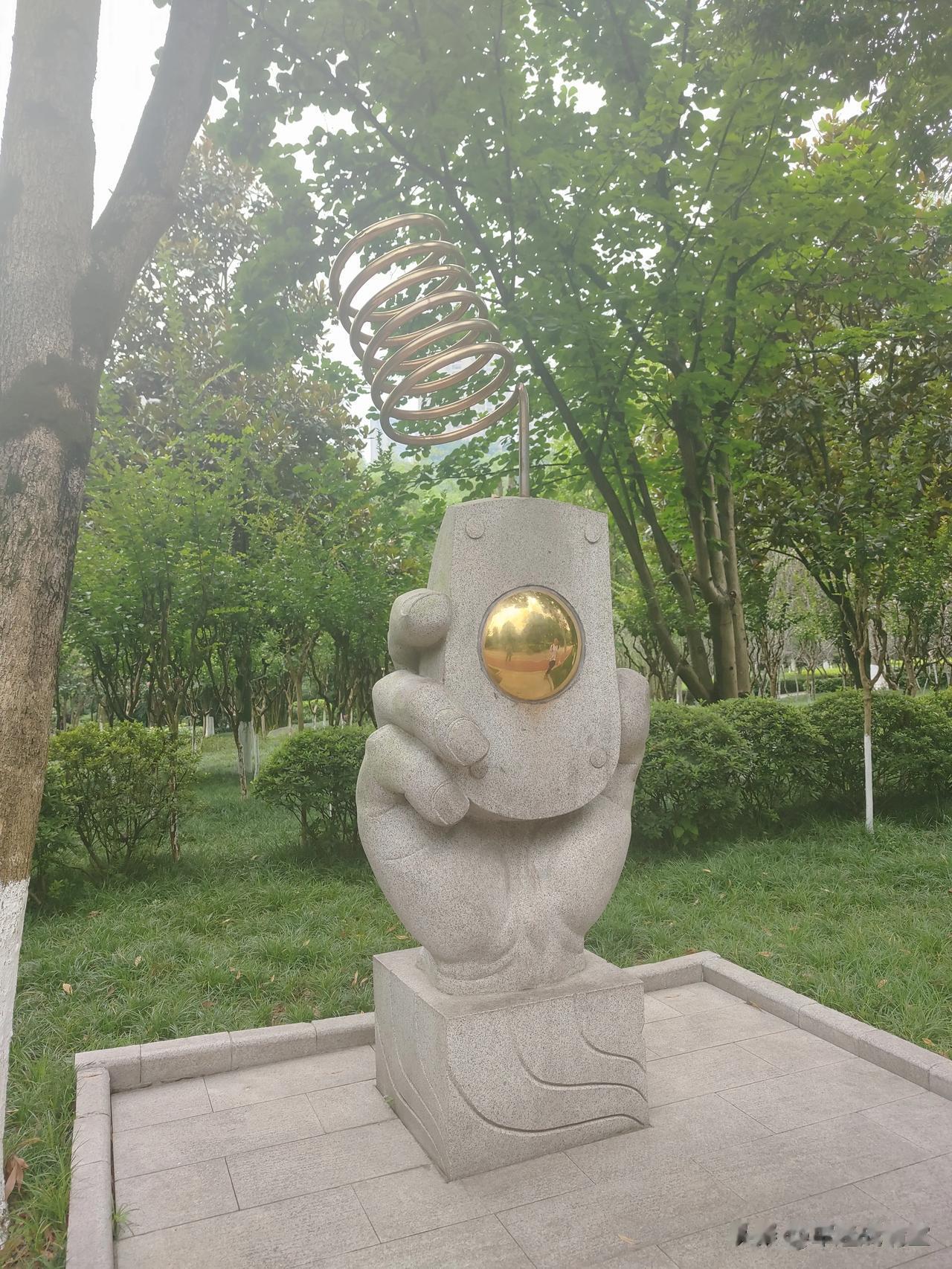 在公园里面发现一个奇怪的雕塑，大家猜一下这是什么？