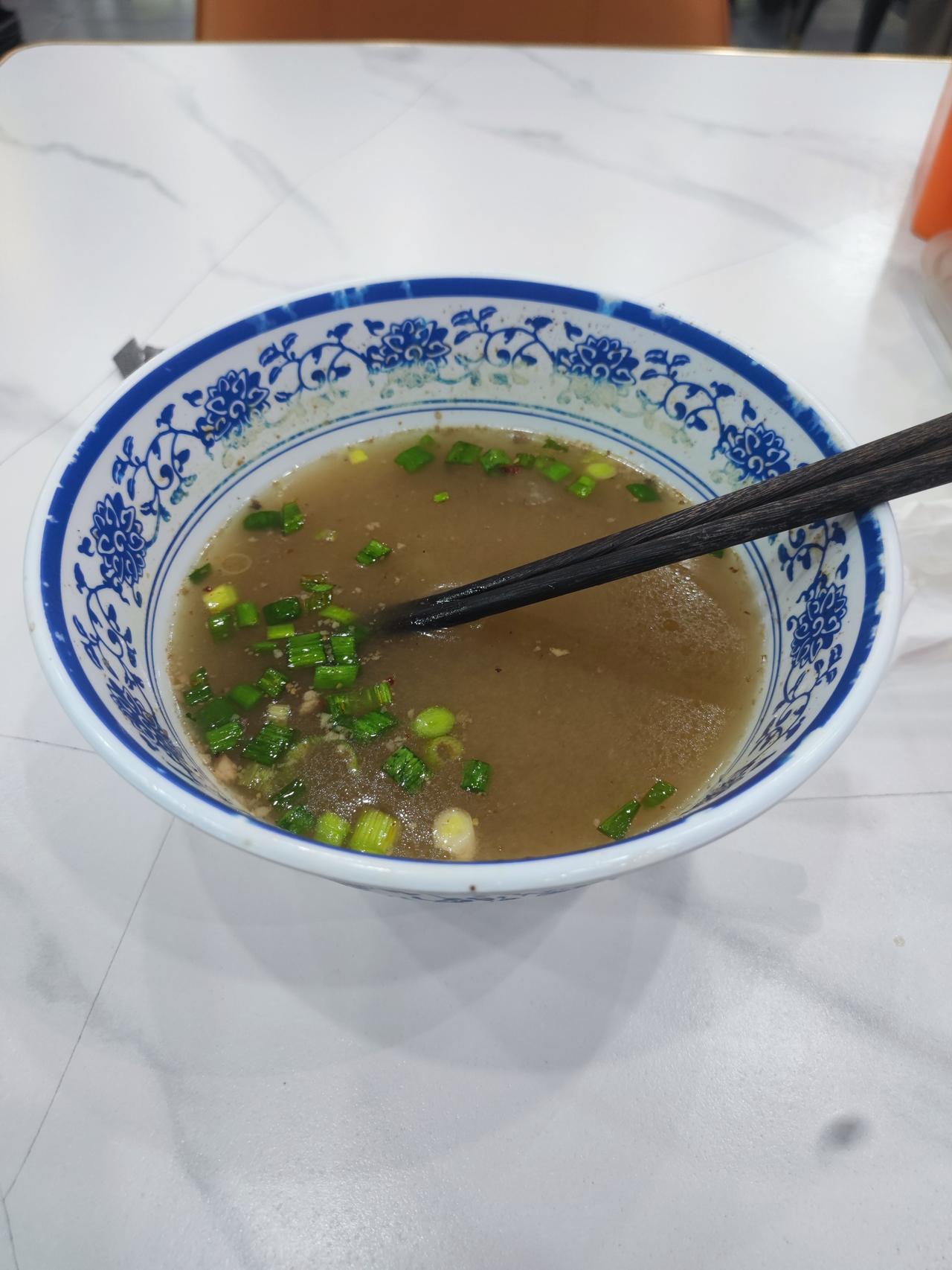 今天18块一碗的兰州拉面，牛肉量增长了50%(2片增长到了3片)，这是过五一劳动