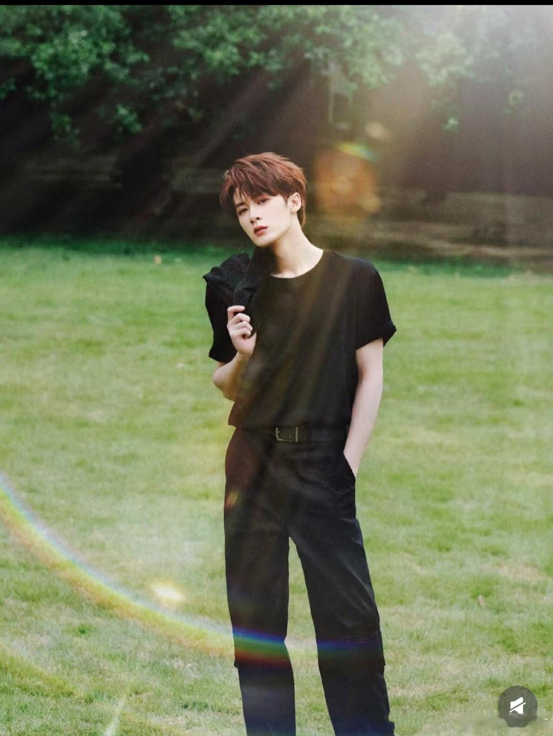 檀健次 阳光  ，绿草地  和帅气的少年 ，好养眼的画面！