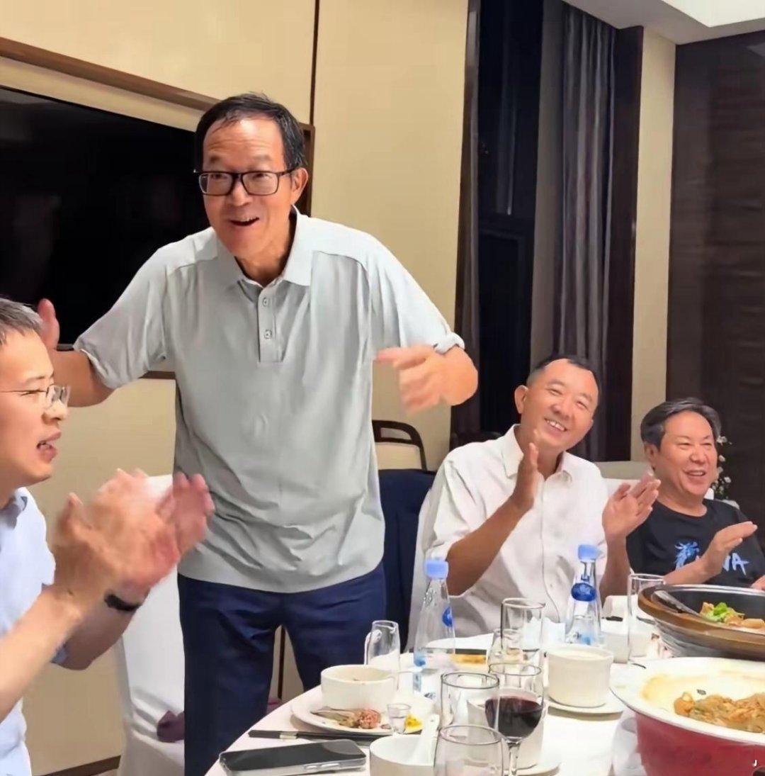 有人说，俞敏洪现在怎么那么开心？ 出名的主播都走光了，他却在酒桌上饮酒高歌，觥筹