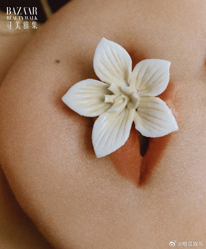 闫妮合作芭莎有了碳水味儿闫妮复古蓬松大波浪闫妮这身芭莎造型反差感拉满，蓬松复古卷