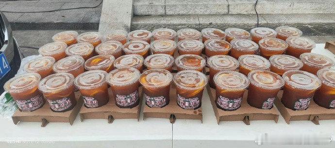 丁禹兮请花开锦绣剧组喝饮料 又被小丁的暖心行为打动到！小小的举动却超有感染力，相