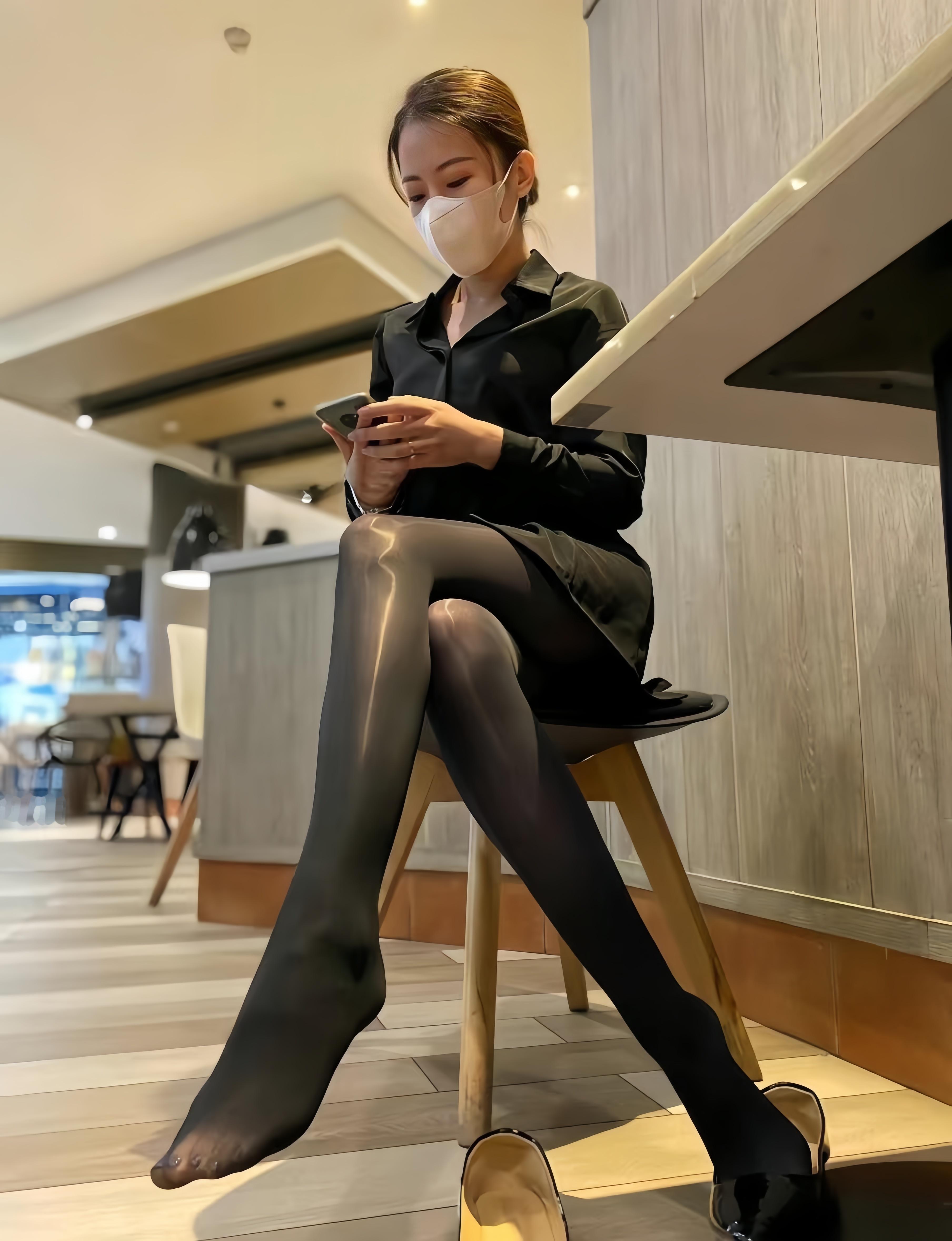脚有点香，靠近点闻闻 ​​​