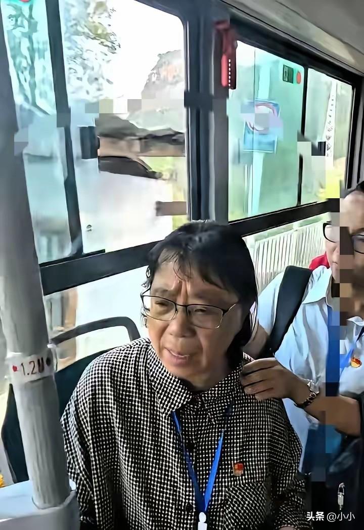 张桂梅女高今年又全员上岸了。100个山里姑娘，一个不落，全考上了。查分那天，张桂