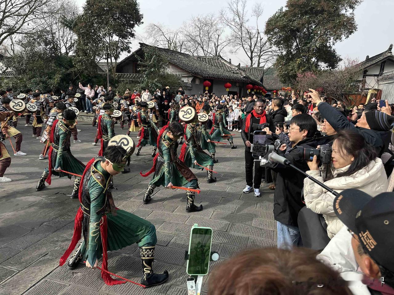 我的个天呐！1月26日，今天是星期一啊！可是，阆中古城人山人海，人潮汹涌，腊八节