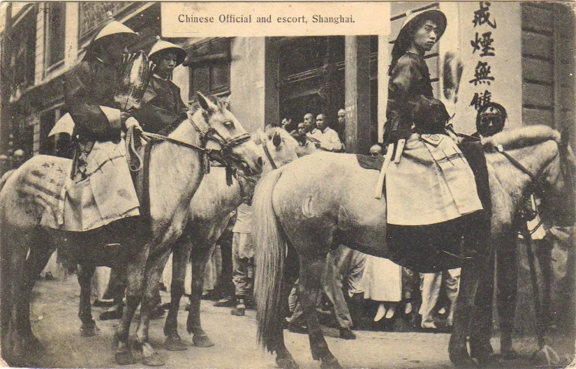 1900年，上海，大清官员骑马巡逻。