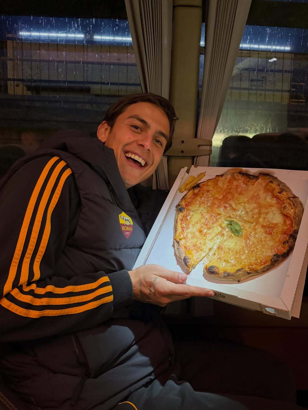 迪巴拉更新ins：“今天被允许了🤪 🍕”（放纵餐） 