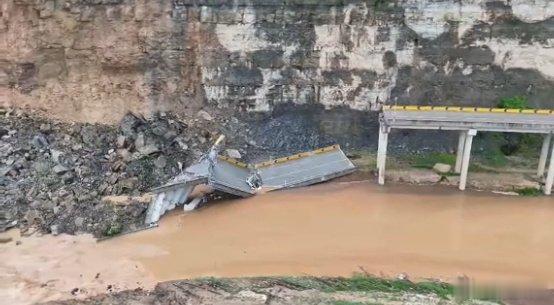 陕西致62人死亡失踪高速桥梁垮塌细节一句话：监理单位同意施工方不按图纸施工典型的