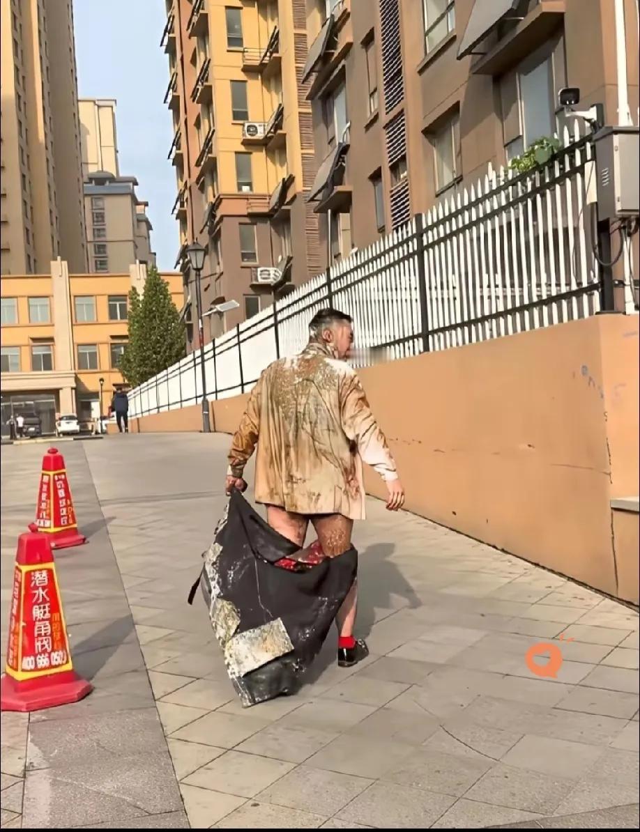 今天的新郎真是悲惨，婚礼被折腾得像个流浪汉。
新娘今天心情不错，气色也很好。今天