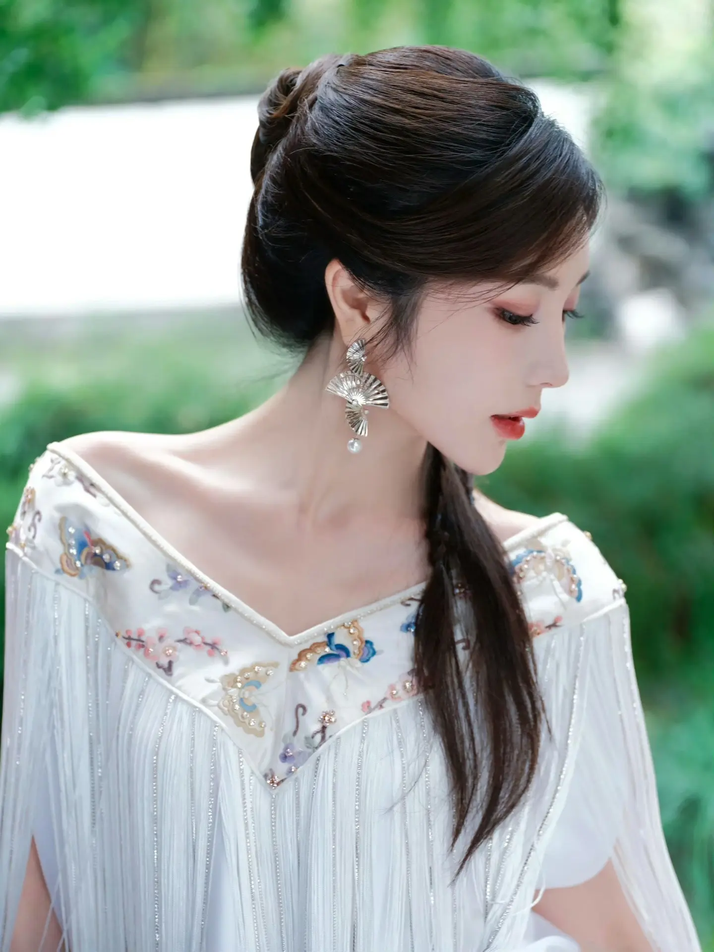 好适合新中式的一张脸。 小小妮