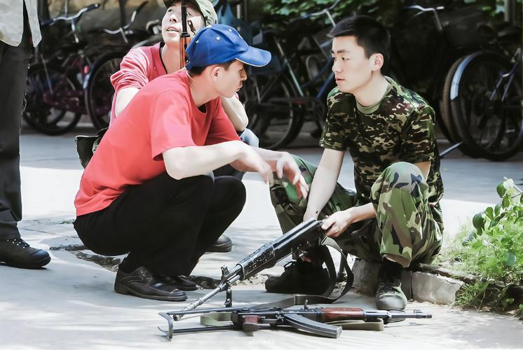 飞扬军事 20年前电视剧《士兵突击》的拍摄现场，道具师将一支56式冲锋枪改装，用