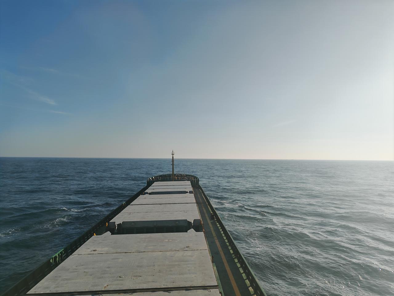 厦门台湾海峡的蓝，是无需滤镜的治愈色。澄澈海水铺展至天际，与白云碰撞出层次分明的