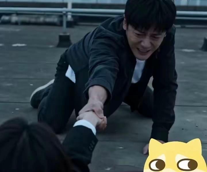 女子跳楼被男友拽5分钟后坠亡拽了五分钟啊，够拼了。换谁胳膊也撑不住。判10%可能