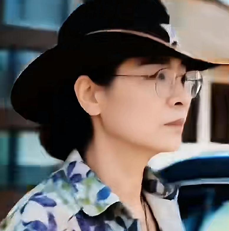 刷到大姨的直播视频爆料:
626会场郭某宽一开场就哭，拿离世儿子博同情，转头又扯