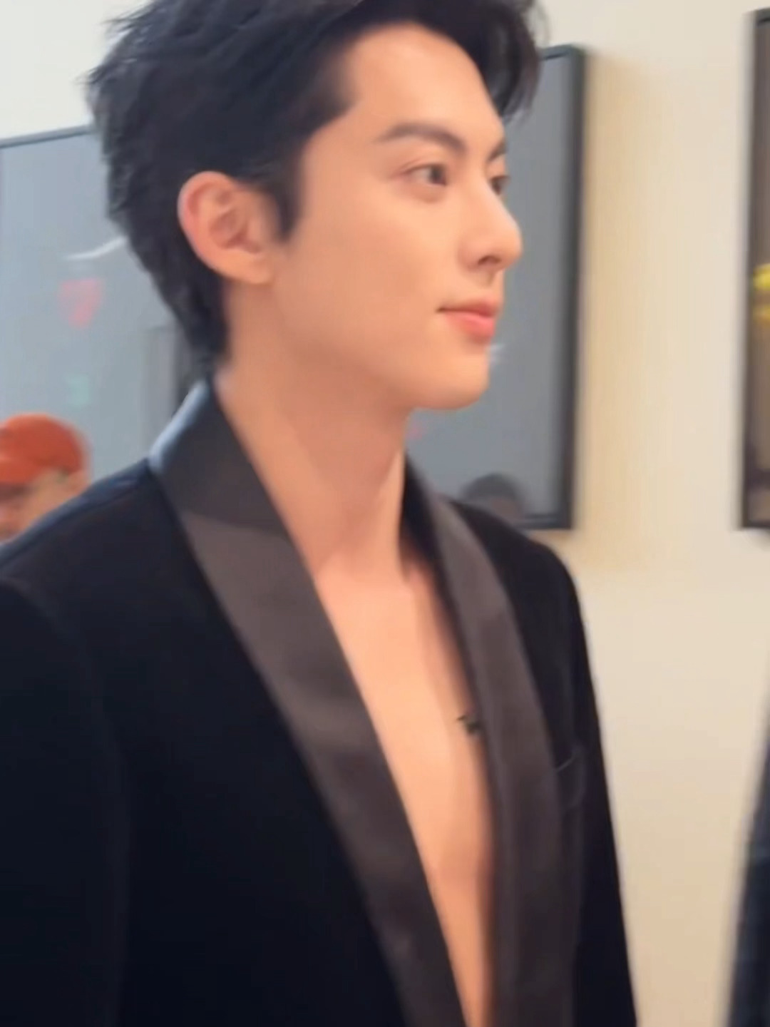 LV高珠最佳展示位 王鹤棣的深v 王鹤棣路易威登品牌代言人