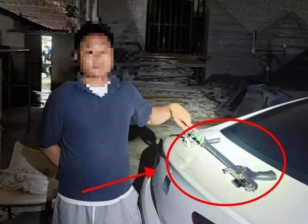 上海普陀有个男子李某，为了寻求刺激真是“作妖”。今年3月他在网购平台买配件自制弹